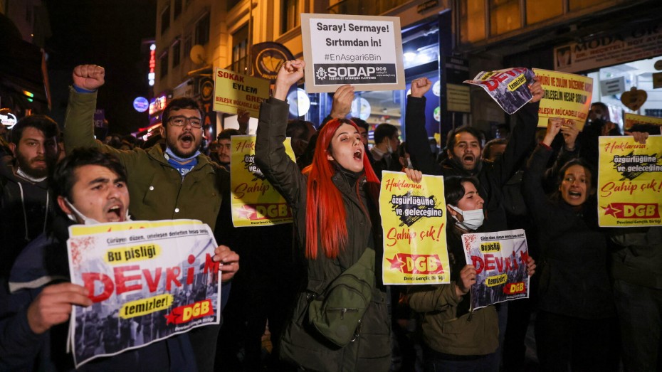 Στους δρόμους οι Τούρκοι: «Πεθαίνουμε της πείνας»