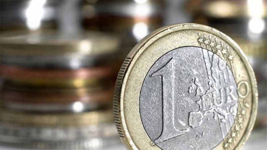 Οριακή υποχώρηση του ευρώ στα 1,1297 δολάρια