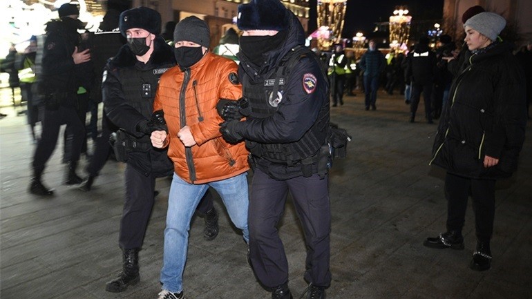Περισσότεροι από 1.800 διαδηλωτές κατά του πολέμου στην Ουκρανία συνελήφθησαν στη Ρωσία