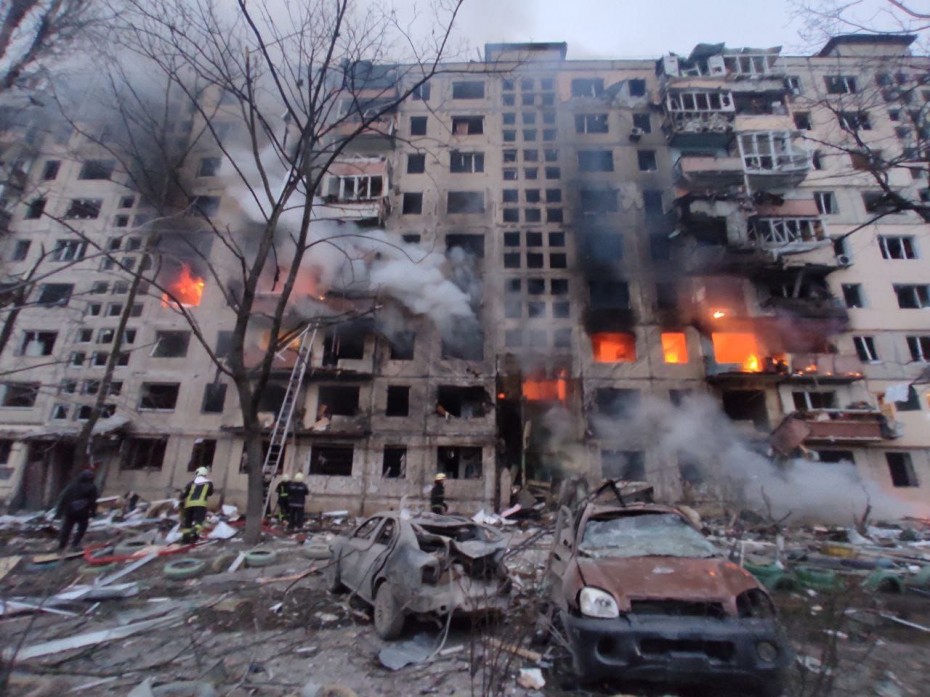 Πόλεμος στην Ουκρανία: Βομβαρδισμός πολυκατοικίας σε προάστιο του Κιέβου