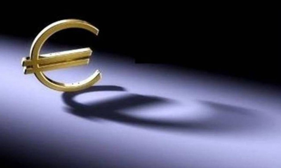 Πτώση του ευρώ στα 1,1061 δολάρια