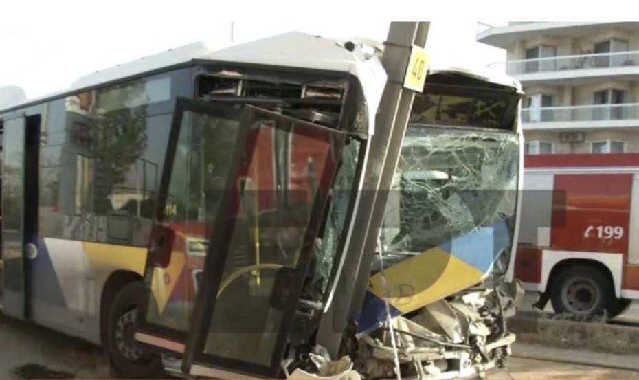 Παραλιακή: Λεωφορείο «καρφώθηκε» σε κολώνα του τραμ