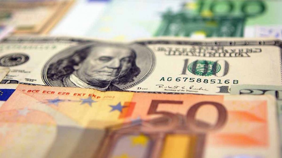 Πτώση του ευρώ στα 1,0474 δολάρια