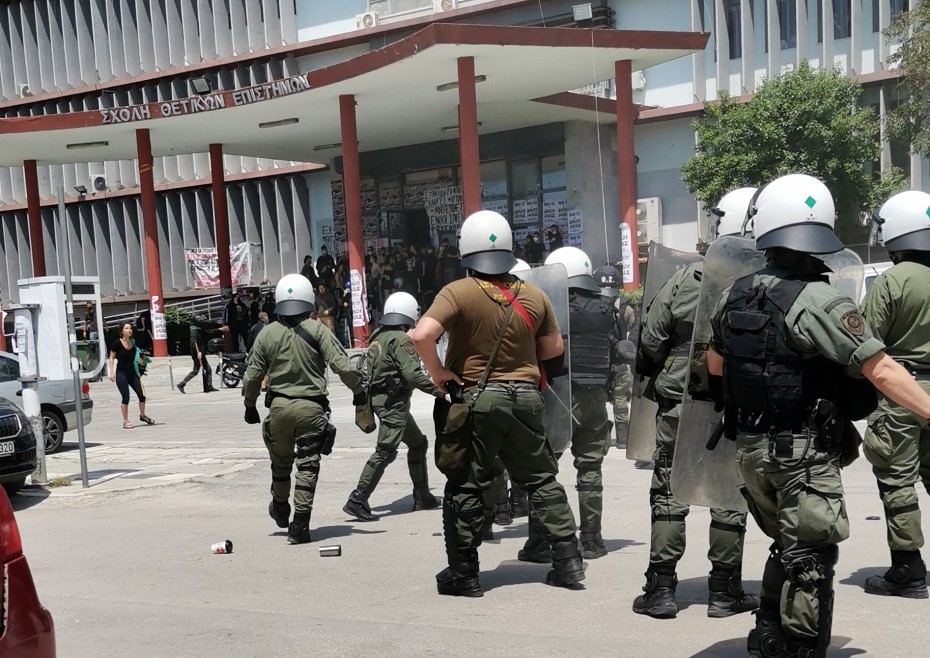 Ένταση στο ΑΠΘ: Αντιεξουσιαστές εναντίον αστυνομικών για τα έργα της Βιβλιοθήκης