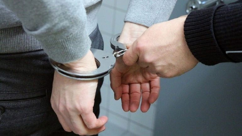 Σύλληψη 17χρονου που εκβίαζε πατέρα 14χρονης για διαρροή πορνογραφικού υλικού 