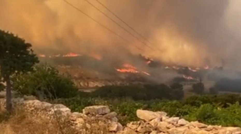 Πυρκαγιά στην Πάρο: Ενισχύθηκαν οι πυροσβεστικές δυνάμεις