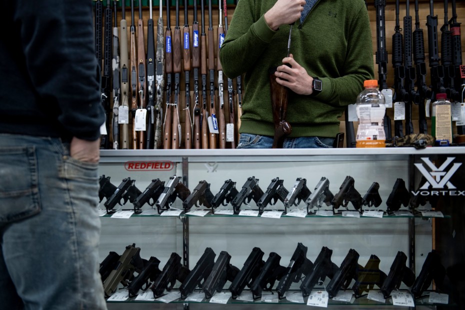 Ουρές στα οπλοπωλεία του Καναδά μια «ανάσα» πριν το πάγωμα των πωλήσεων