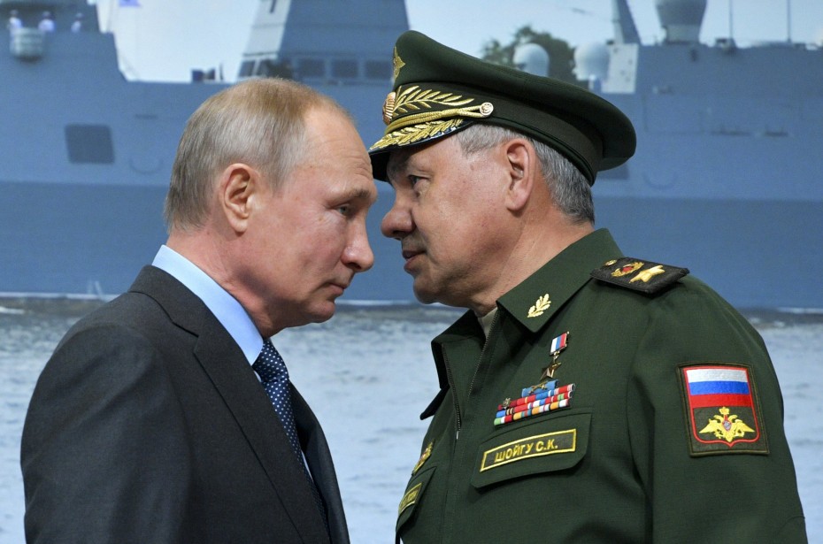 «Στολίζουν» Πούτιν και Σοϊγκού Ρώσοι συνταγματάρχες 