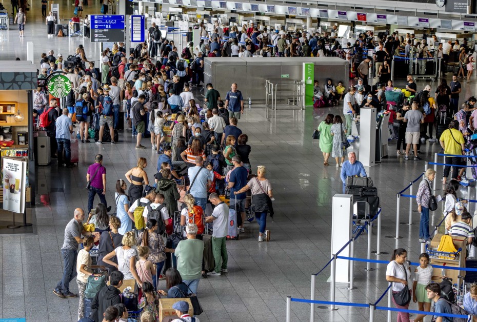 «Χάος» στα αεροδρόμια λόγω απεργιών και ελλείψεων προσωπικού