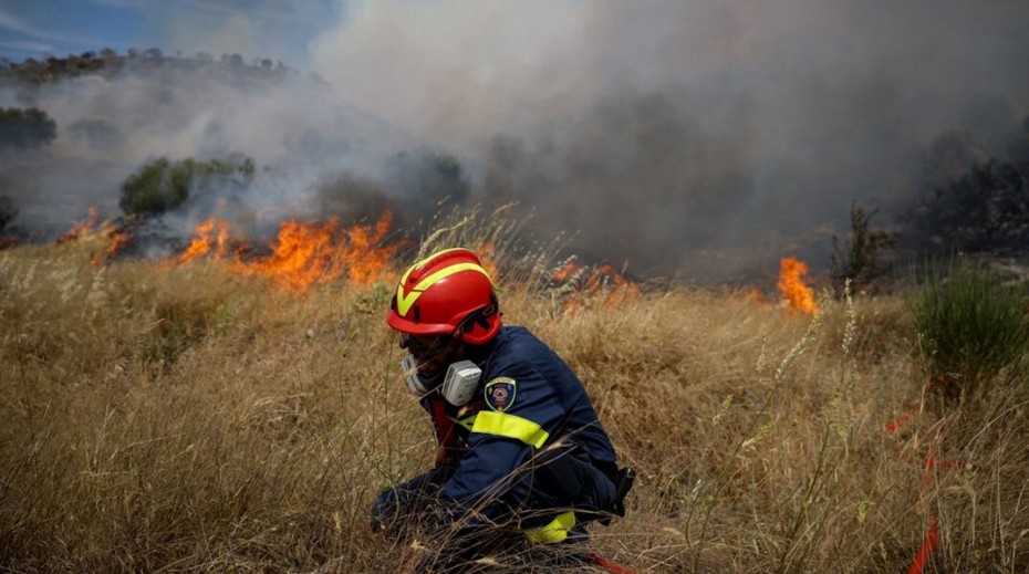 Καλύτερη η εικόνα της φωτιάς στη Νέα Πέραμο: Άνοιξε η Εθνική Οδός