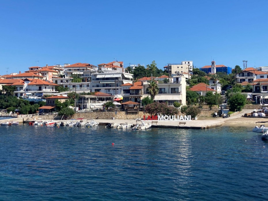 Χαλκιδική: Αμμουλιανή, το νησάκι των 500 μόνιμων κατοίκων που «βουλιάζει» από τουρίστες