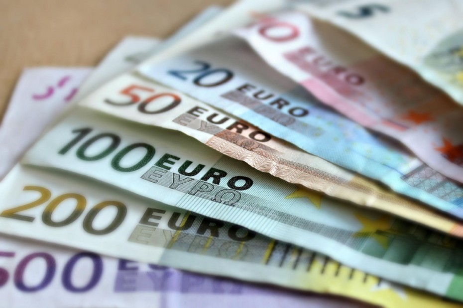 Ενισχύεται το ευρώ, στο 1,0006 η ισοτιμία με το δολάριο