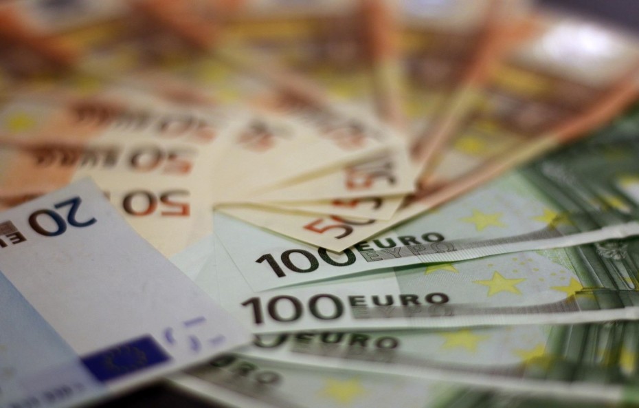 Νέα «βουτιά» του ευρώ, στα 0,9938 δολάρια η ισοτιμία