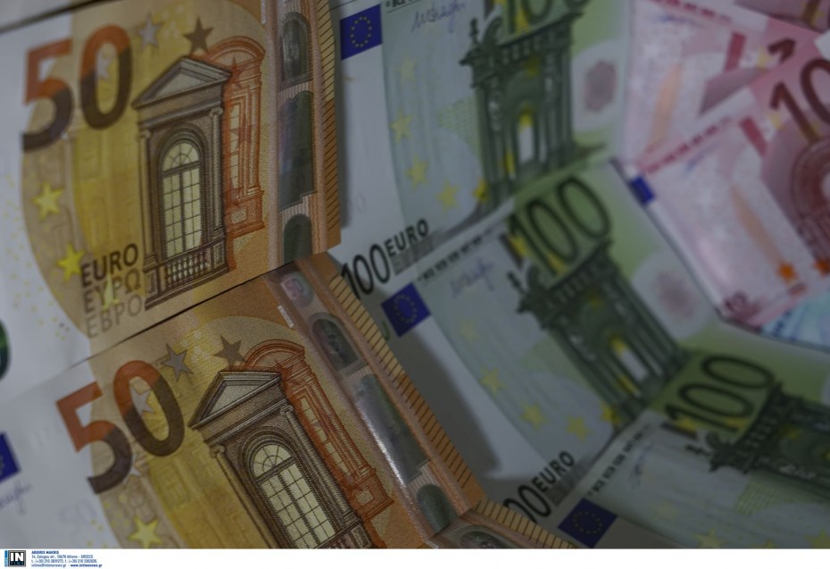 Νέα πτώση του ευρώ έναντι του δολαρίου, στα 0,9928$ η ισοτιμία