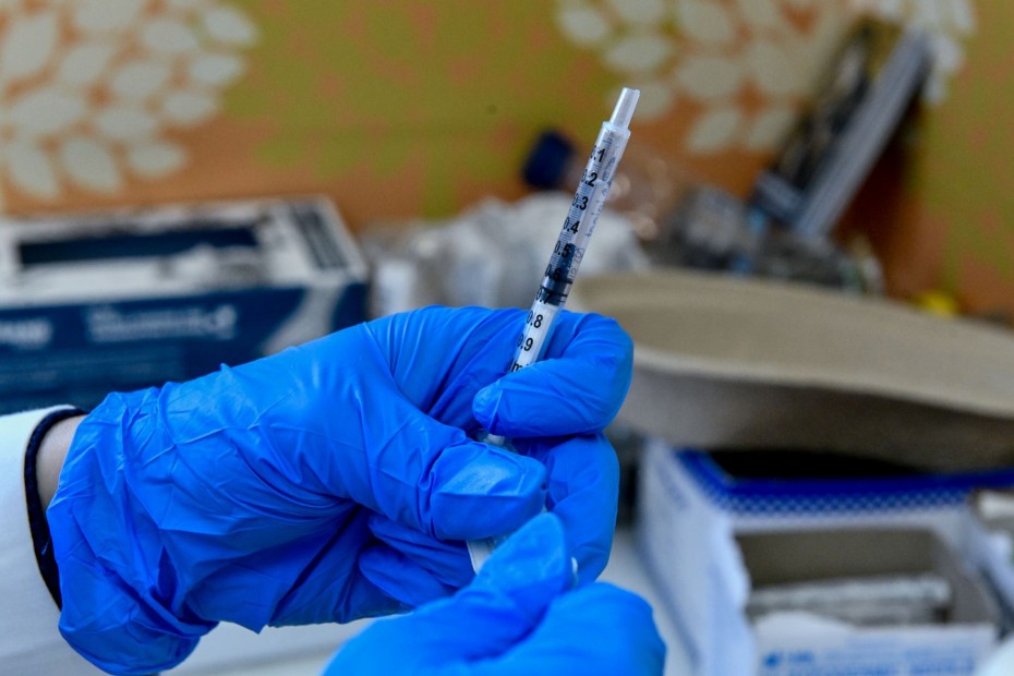 Κορονοϊός: Έφτασαν στην Ελλάδα 400.000 δόσεις των επικαιροποιημένων εμβολίων
