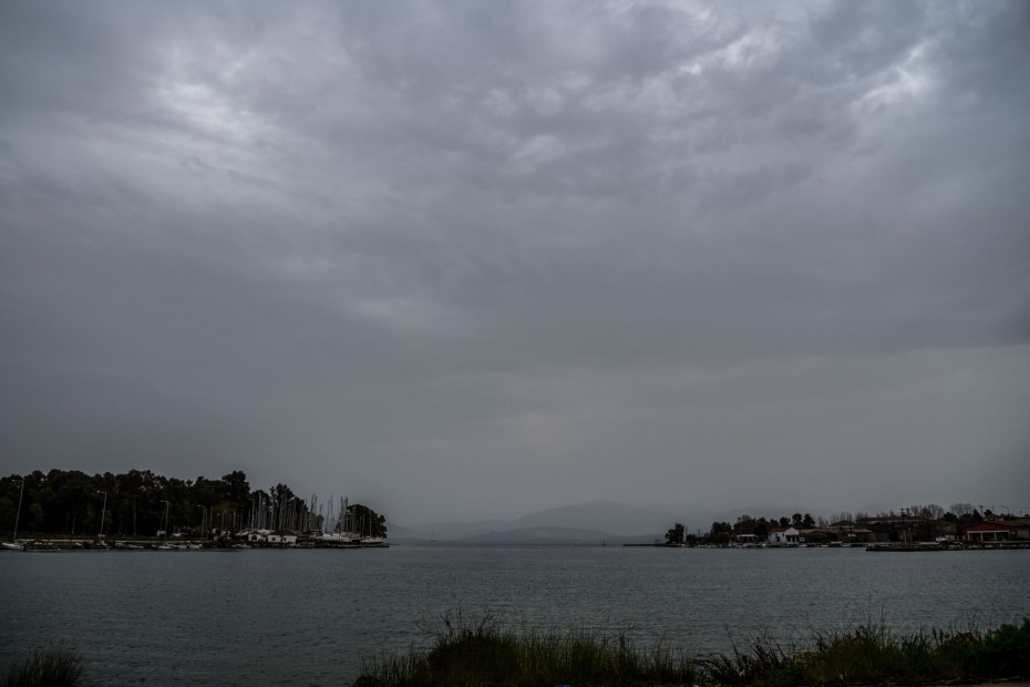 Καιρός-Meteo: Σκόνη στον αττικό ουρανό, βροχές και καταιγίδες σε αρκετές περιοχές την Παρασκευή