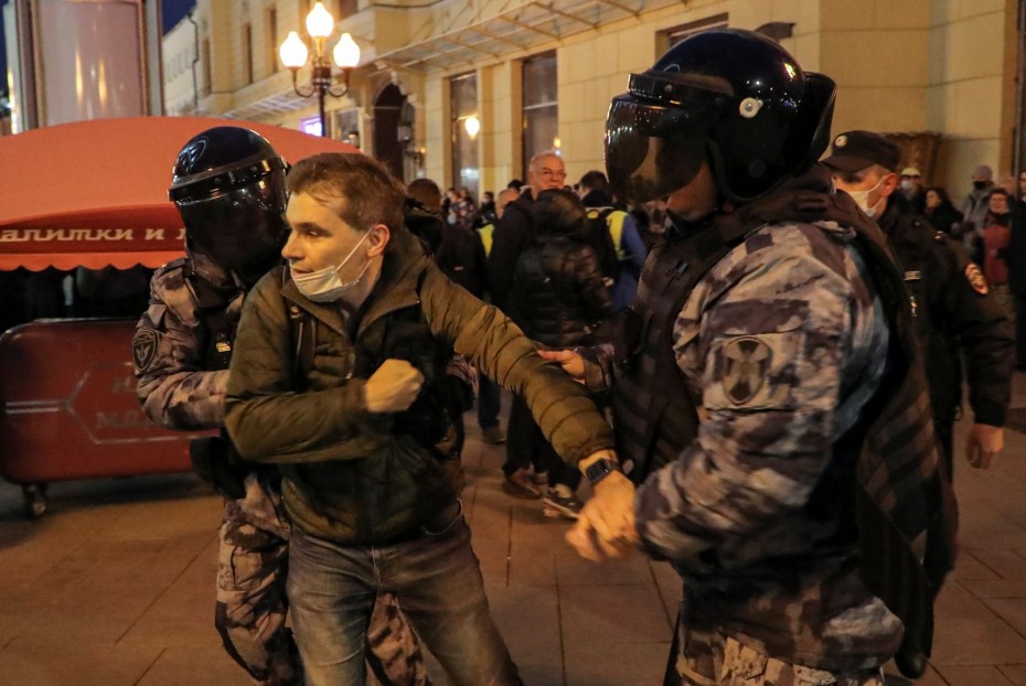 Ρωσία: Πάνω από 1.000 συλλήψεις σε 38 διαδηλώσεις κατά της επιστράτευσης του Πούτιν 