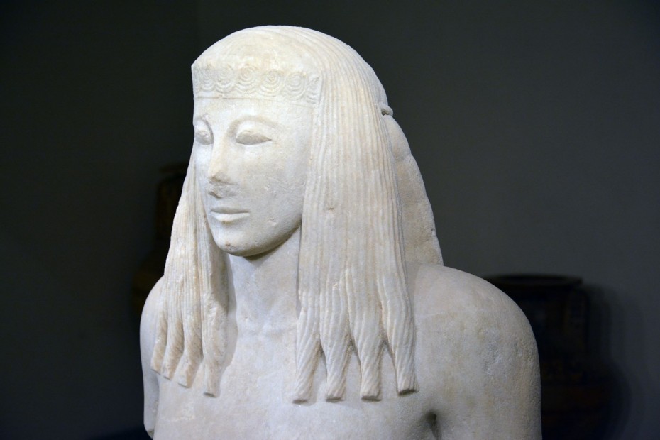 Η Κόρη της Θήρας, γλυπτό αριστούργημα του 7ου αιώνα π.Χ., εκτίθεται για πρώτη φορά στο κοινό