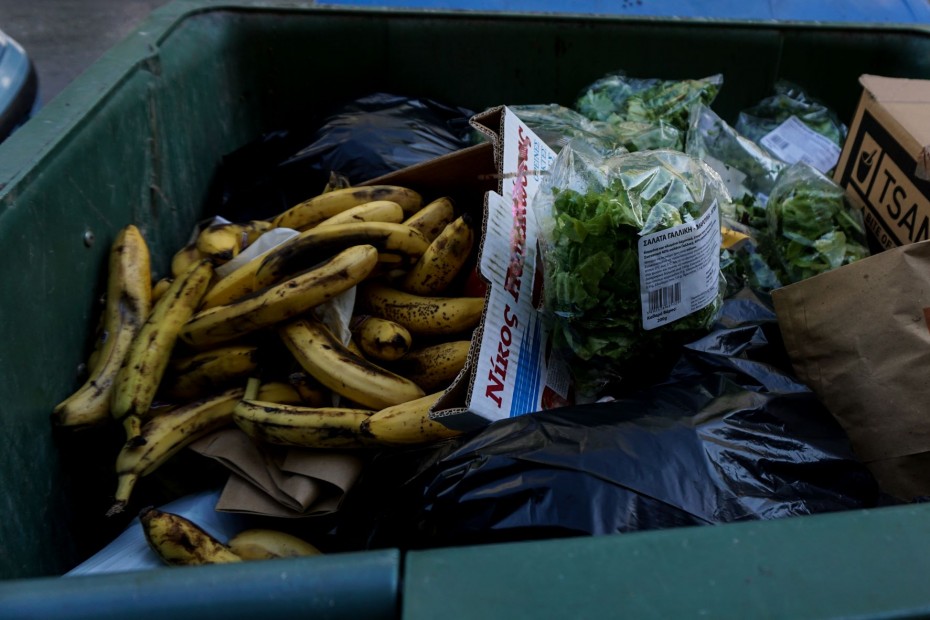 Eurostat: Κάθε κάτοικος της ΕΕ πέταξε στα σκουπίδια 127 κιλά τροφίμων το 2020