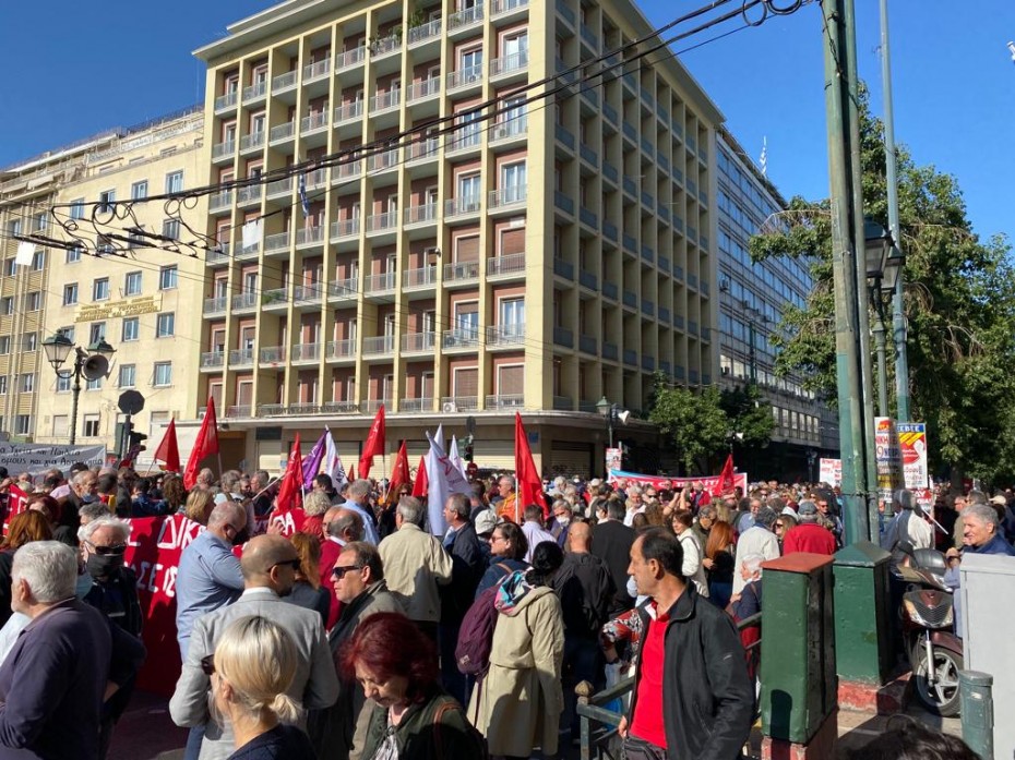 Απεργία: «Παρέλυσε» η Ελλάδα, μαζικές συγκεντρώσεις σε Αθήνα και Θεσσαλονίκη