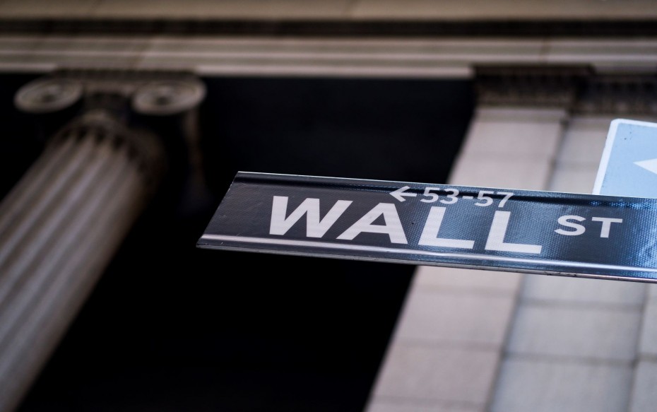 «Μαζεμένοι» οι επενδυτές στη Wall Street