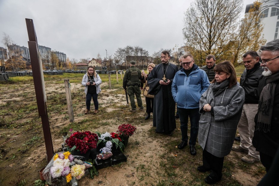 Συγκίνηση στα ερείπια της Ουκρανίας για την Πρόεδρο της Δημοκρατίας