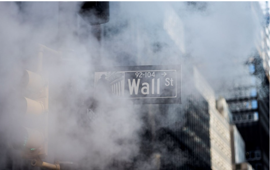 Πρωτομηνιά με μικρές απώλειες για τη Wall Street