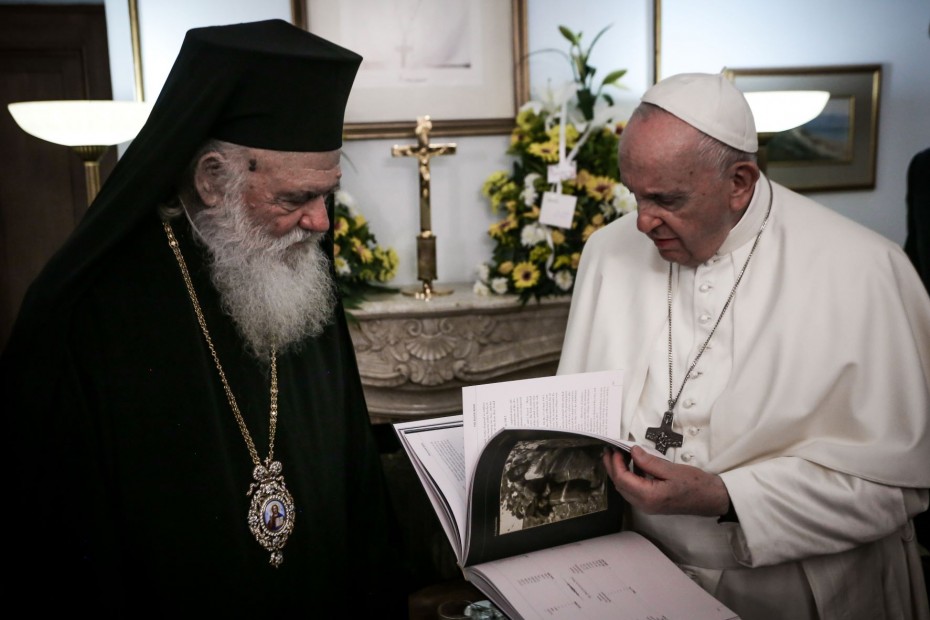 Ο Πάπας Φραγκίσκος δωρίζει θραύσματα του Παρθενώνα στον Ιερώνυμο