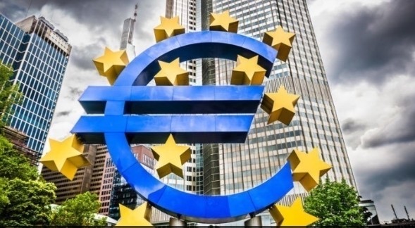 Αύξηση των επιτοκίων της ΕΚΤ ζητά ο επικεφαλής οικονομολόγος της
