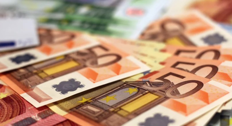 Αυξάνονται οι δικαιούχοι για το επίδομα των 1.000 ευρώ