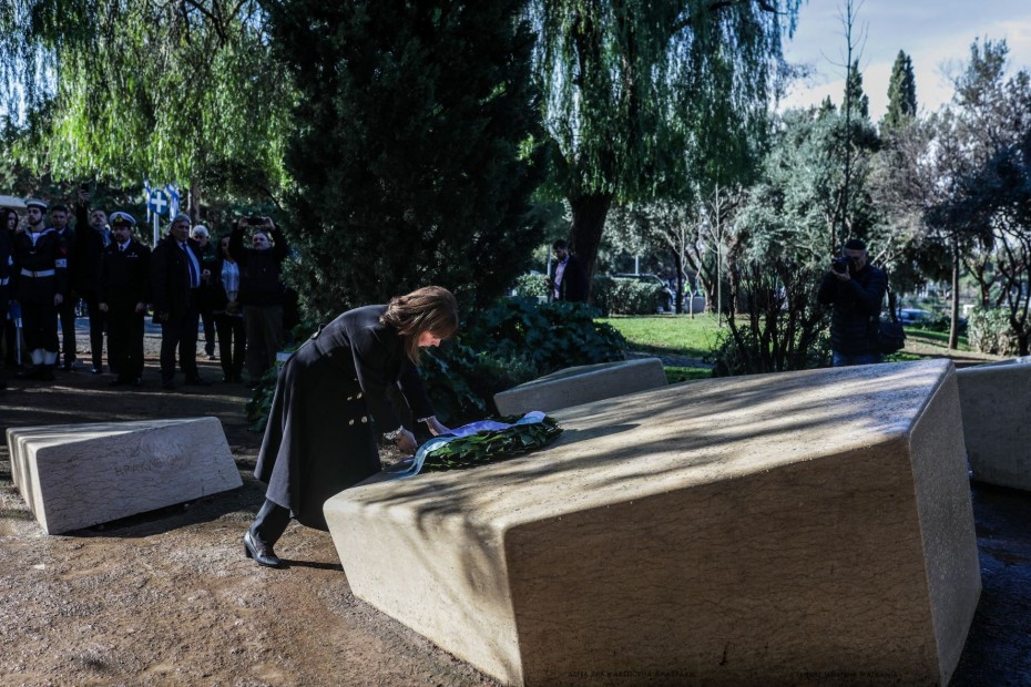 Στεφάνι στο Μνημείο Ολοκαυτώματος κατέθεσε η Πρόεδρος της Δημοκρατίας