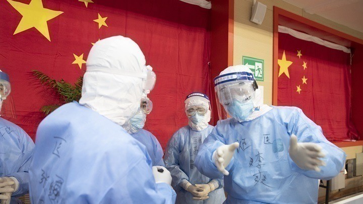 Οι εισαγωγές ασθενών με Covid-19 στα νοσοκομεία της Κίνας αυξήθηκαν κατά 70% σε μια εβδομάδα