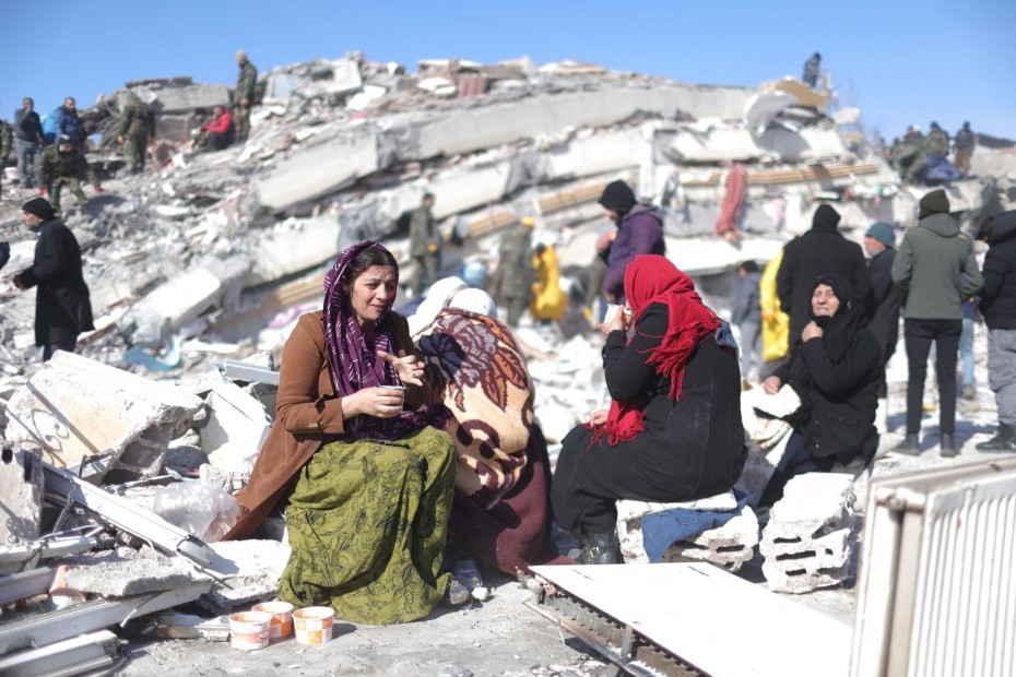 «Θεέ μου, βοήθησέ μας»: Κραυγές αγωνίας από τα ερείπια κι ο Ερντογάν μιλάει για... προβοκάτορες