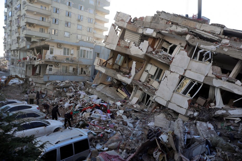 Συγκλονισμένοι επιχειρούν οι Έλληνες διασώστες στα ερείπια του φονικού σεισμού στην Τουρκία