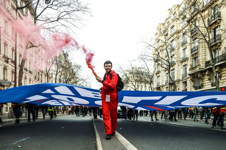 Αναταραχή, απεργίες και συγκεντρώσεις στη Γαλλία για το ασφαλιστικό του Μακρόν