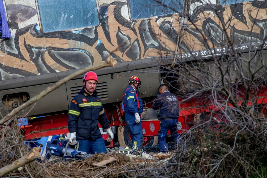 Στους 56 οι ταυτοποιημένοι νεκροί της σιδηροδρομικής τραγωδίας στα Τέμπη