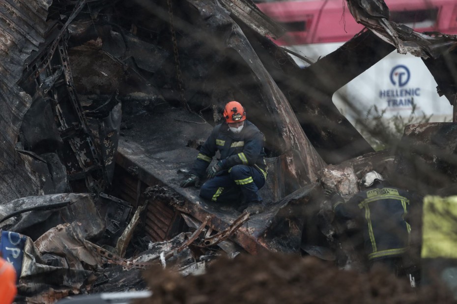 Στους 46-47 οι νεκροί της τραγωδίας των Τεμπών - Απανθρακωμένα πτώματα έβγαλαν οι πυροσβέστες