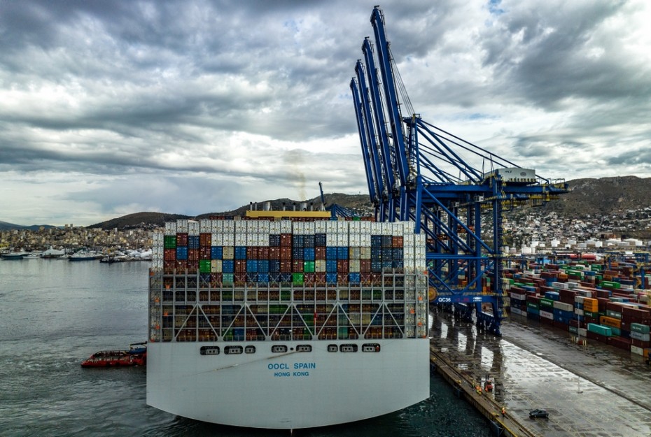 Στο λιμάνι του Πειραιά, ένα από τα μεγαλύτερα πλοία μεταφοράς containers στον κόσμο