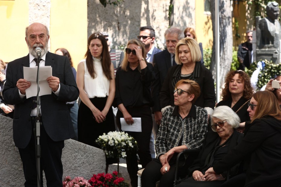 Συγκίνηση στην πολιτική κηδεία της Μυρσίνης Ζορμπά - Συντετριμμένος ο Αντώνης Λιάκος