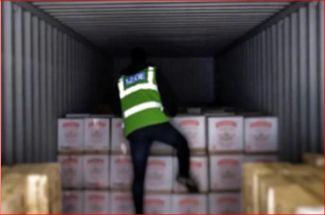 Το ΣΔΟΕ κατάσχεσε φορτίο-μαμούθ με ποτά μπόμπες στο λιμάνι του Πειραιά