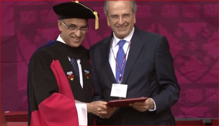 Ο Αντώνης Σαμαράς βραβεύθηκε ως εξέχουσα προσωπικότητα των αποφοίτων του Harvard