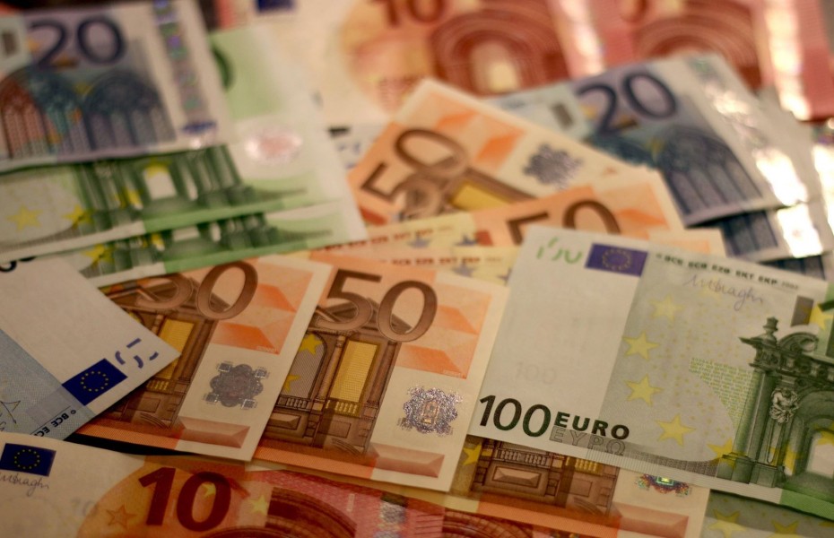 Πτώση για το ευρώ στην αγορά συναλλάγματος, στα 1,0818 δολάρια η ισοτιμία
