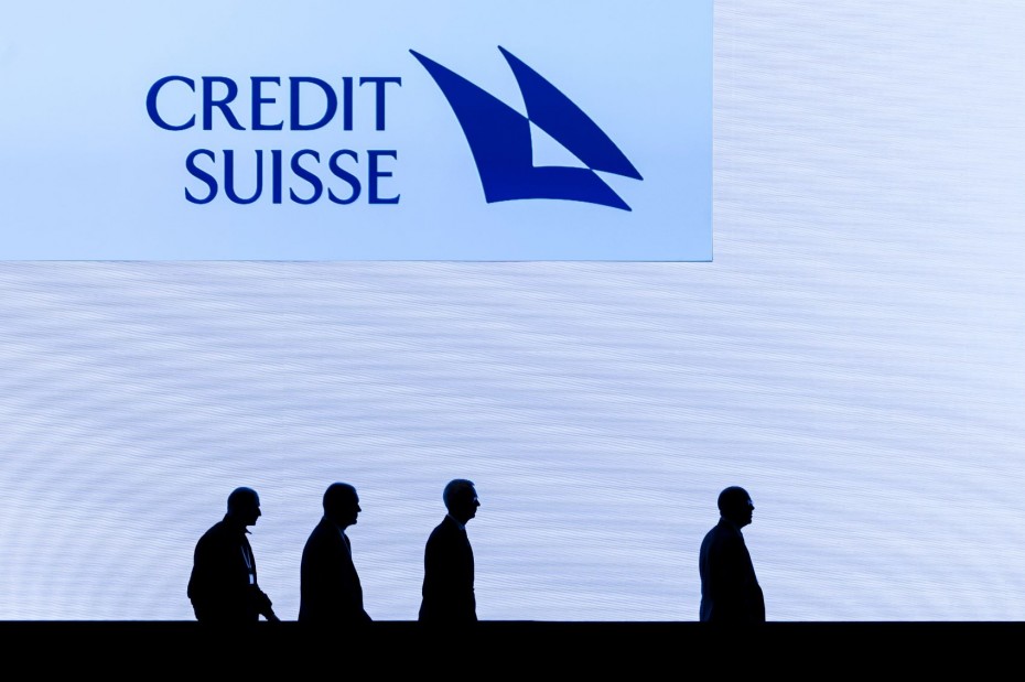 Πάνω από το 50% του προσωπικού της Credit Suisse ετοιμάζεται να περικόψει η UBS 