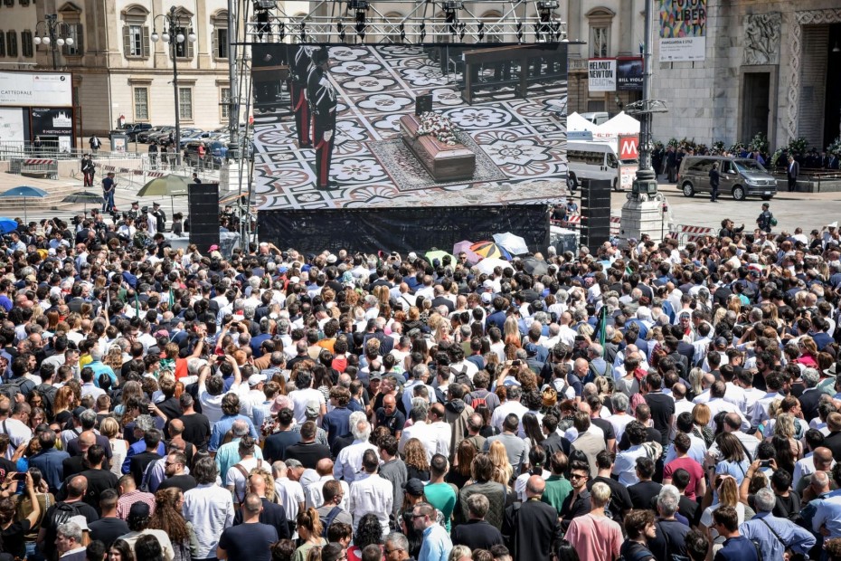 Μέγα πλήθος στην πλατεία Ντουόμο για το τελευταίο αντίο στον Σίλβιο Μπερλουσκόνι