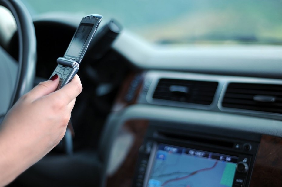 Αυτοκίνητο: Με το τηλέφωνο... στο χέρι οδηγούν οι νεοέλληνες - Στοιχεία-σοκ από το ευρωβαρόμετρο
