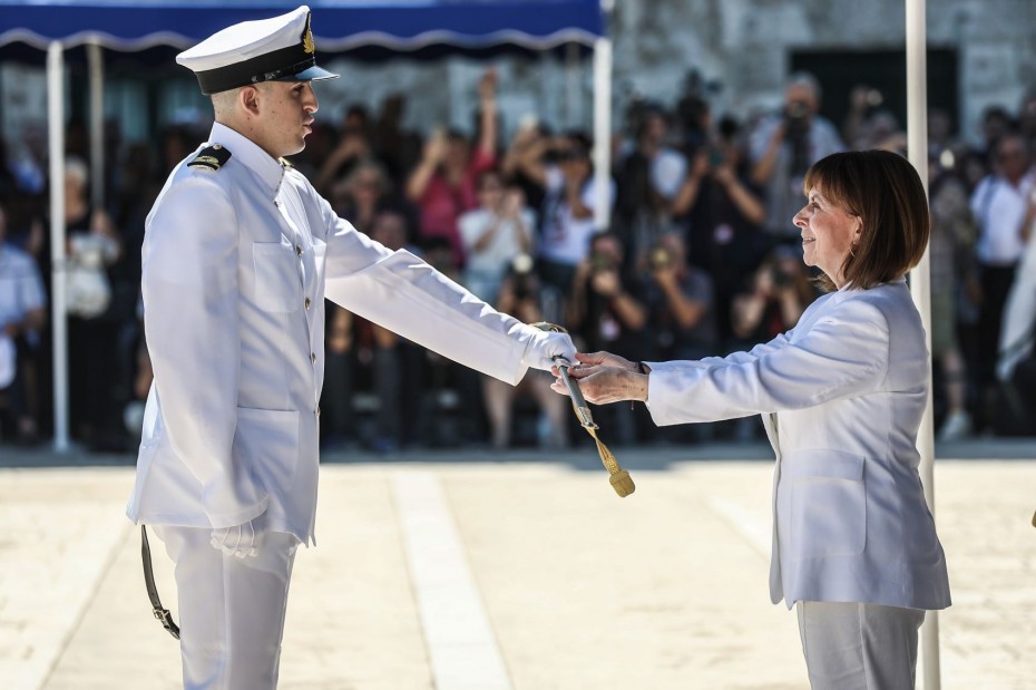 Τα ξίφη στους νέους σημαιοφόρους του Πολεμικού Ναυτικού και του Λιμενικού παρέδωσε η Σακελλαροπούλου