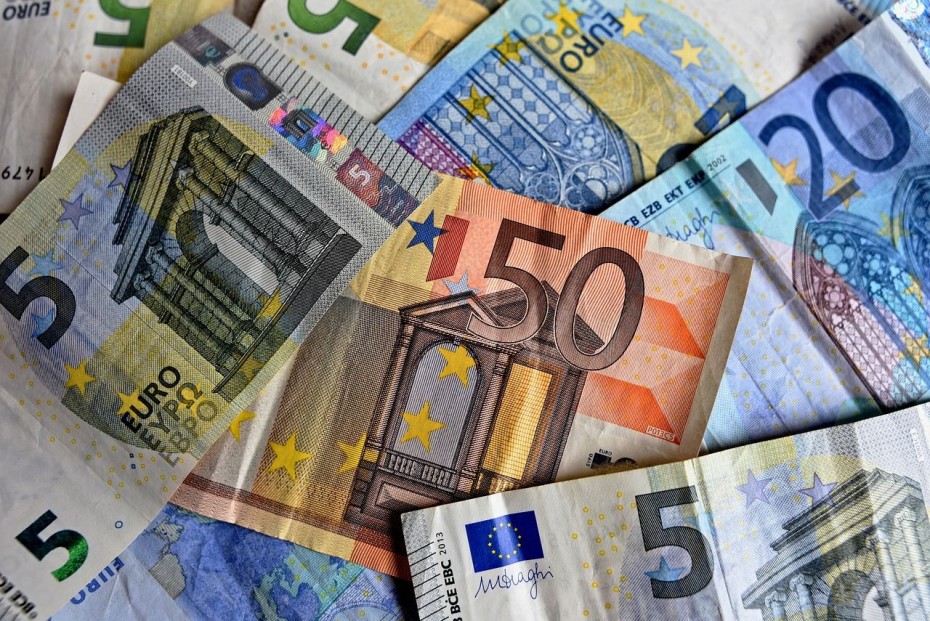 Συνάλλαγμα: Νέα πτώση για το ευρώ, στα 1,1052 δολάρια η ισοτιμία