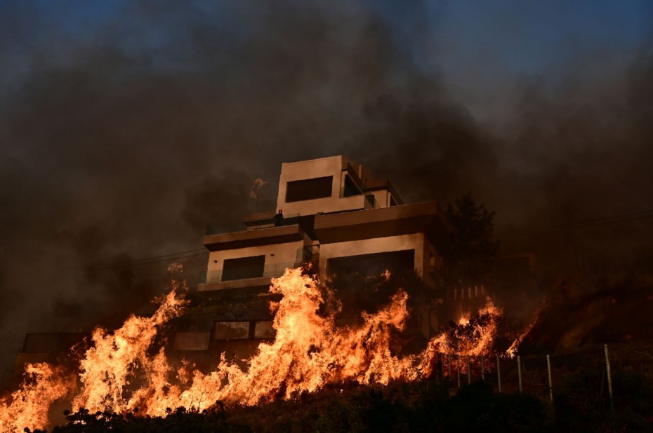 Εφιάλτης σε τρία πύρινα μέτωπα με τον φόβο των αναζωπυρώσεων - Κάηκαν σπίτια και αυτοκίνητα