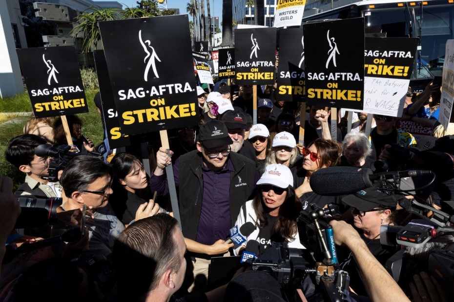 Παραλύει το Χόλιγουντ από την ιστορική απεργία ηθοποιών και σεναριογράφων - Τα αιτήματά τους