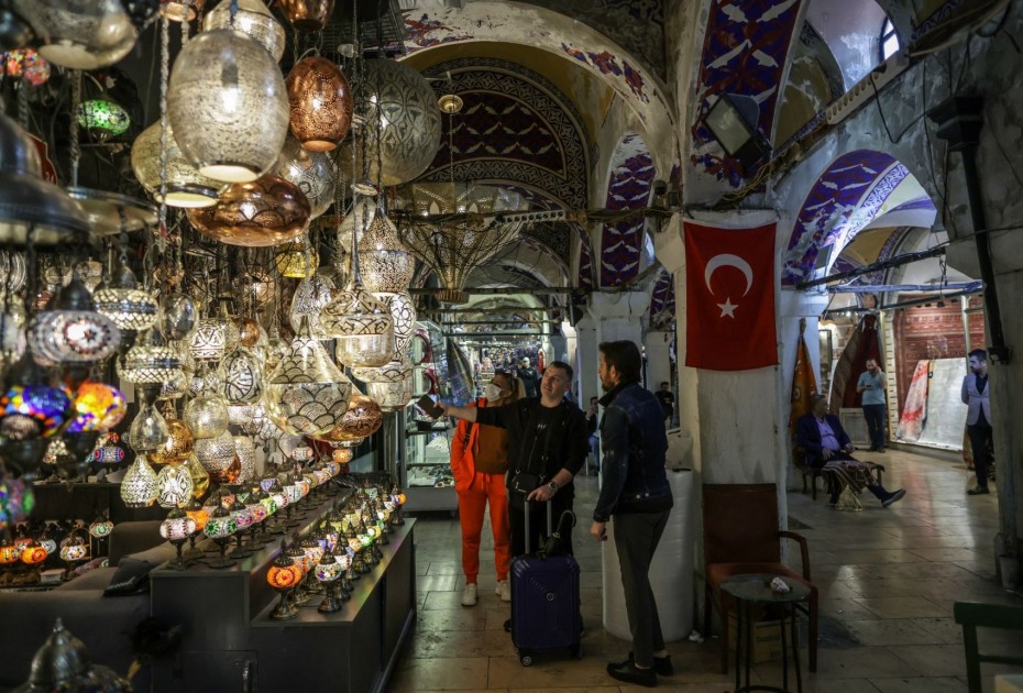 Θεαματική βουτιά 35% για το εμπορικό έλλειμμα της Τουρκίας - Νέες απώλειες για τη λίρα